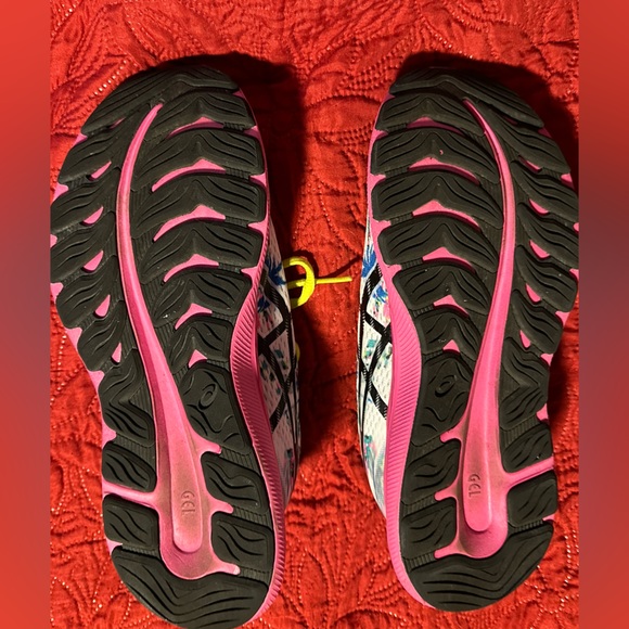 ASICS running shoes. Like new worn 2 times. - Picture 2 of 3